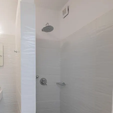 Captain John Oia Center Thólos