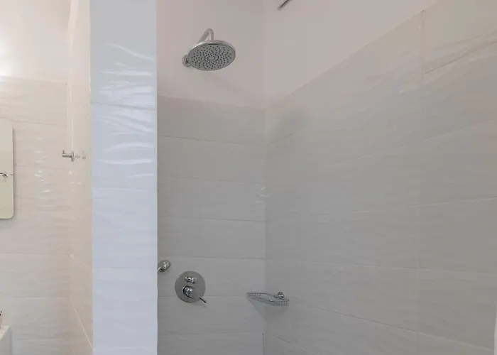 Captain John Oia Center Tholos (Santorini)