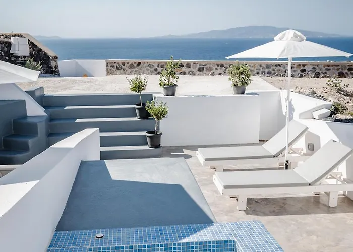 Captain John Oia Center Tholos (Santorini)