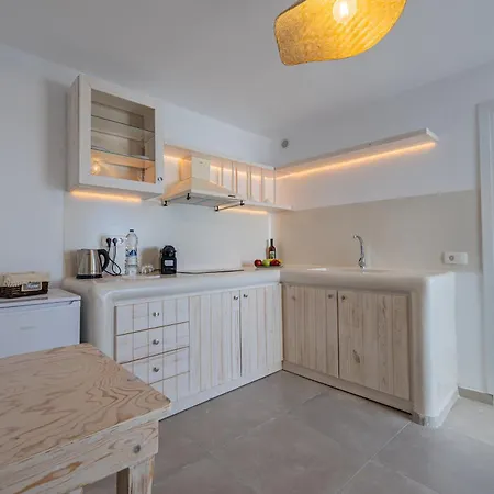 Captain John Oia Center Apartment